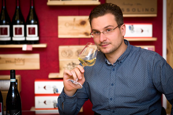 Christian Balog ist der Inhaber bei CB Weinhandel und steht Ihnen stets mit  Rat und Tat zur Seite
